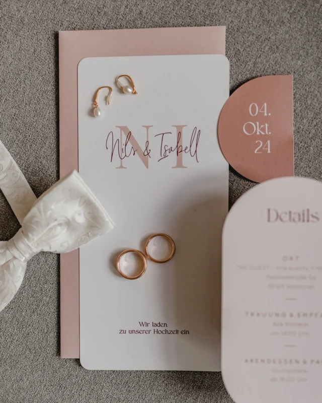 Natürlich zum eigenen Stil finden 
Oft entsteht das Motto einer Hochzeit ganz von selbst – manchmal beginnt alles mit der Papeterie. Farben, Formen, kleine Details … und plötzlich spürt man: Das sind wir.
Genau so war es bei dieser wunderschönen Hochzeit – mit warmen Rosttönen, soften Rosé-Nuancen und einem ganz besonderen Detail in der Deko selbst: LEGO 💚
Lasst euch treiben. Nicht alles muss von Anfang an perfekt geplant sein. Euer Stil findet euch – Schritt für Schritt. Und wir begleiten euch genau dabei.
Gerne unterstütze ich euch natürlich auch auf dieser Reise, euren Stil und euer Konzept zu finden. Meldet euch dazu einfach bei mir. Ich freue mich auf euch! 💌
📷 by @diana_frohmueller_photography 
Location @theguestfineevents 
#Hochzeitskonzept #PapeterieLiebe #HochzeitsplanungMitHerz #LegoWedding #EuerWegEuerStil #hochzeitsplanunghannover #hochzeitsplanung #dekodetails #hochzeitsdekoration #papeterie #hochzeitspapeterie