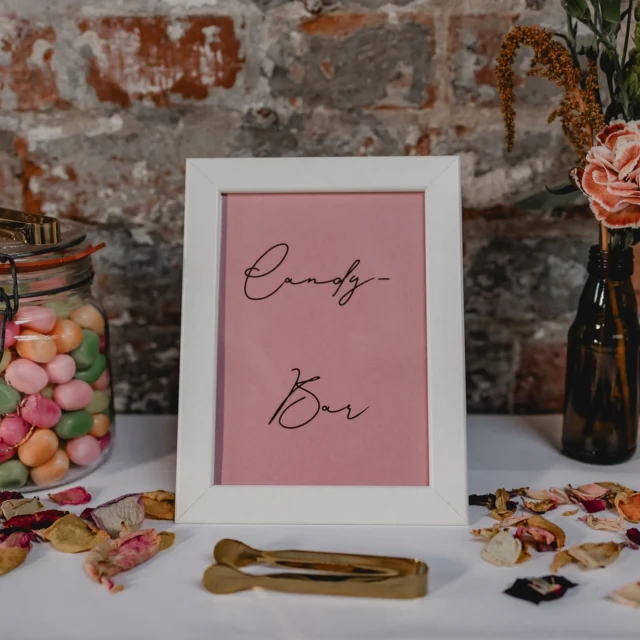 Süße Highlights – die Candybar
Wer liebt sie nicht? Die Candybar ist einfach ein Highlight auf jeder Hochzeit! 😍
Ob Schokolade, saure Gummibärchen oder kleine Kindheitserinnerungen zum Naschen – hier darf jeder nochmal zum Kind werden.
Und mal ehrlich: So eine bunt gemischte Candybar sieht nicht nur super aus, sondern sorgt auch für leuchtende Augen bei euren Gästen. ✨
💡Mein Tipp: Stimmt die Farben und Gefäße auf euer Hochzeitskonzept ab – dann wird die Candybar zum richtigen Hingucker und passt perfekt zu eurem Tag.
Wer würde sich jetzt auch am liebsten durchprobieren? 🙋‍♀️🍬
📷 by @diana_frohmueller_photography 
Location @theguestfineevents 
#Candybar #Hochzeitssüßigkeiten #SweetTable #HochzeitMitLiebe #SüßeMomente #WeddingVibes #Hochzeitsplanung #Hochzeitsplanerin #PlanungMitHerz #hochzeitsplanunghannover